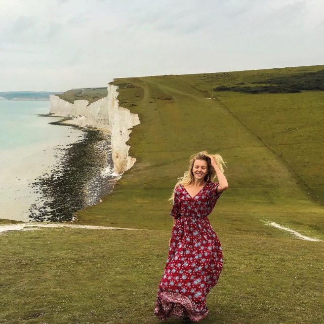 It was a wonderful hiking day to the Seven Sisters cliffs.
Хайкинг в Англии ... дааа ... ведь здесь столько живописных мест.
В прошлые выходные, мы выбрали для себя маршрут, который давно хотели пройти, но с мальчишками было бы стремно, на меловых утёсах нет никаких ограждений🙈
А пока, Нарутики гостят в Гродно, мы будем гуляться по Английским холмам.
Наш путь начинался с мыса на южном побережье Англии, Beachy Head (Бичи-Хед), близ города Истборн в графстве Восточный Сассекс и продлился на 16000 шагов до Birling Gap (Бирлинг Гэп) и Seven Sisters (Севен-Систерс).
И это невероятная красотища, потрясающая, захватывающая, устрашающая, ошеломляющая, первозданная, с прилегающими лугами и холмами, с гуляющими там и тут овцами и коровами, поющим ветром, морским воздухом и шумом воды, особенно у Бирлинг Гэп – единственного места, где возможен доступ к морю. Просто любовь ♥️
.
P.S. И да, в такую прогулку, лучше надеть удобную обувь и одежду, а платье прихватить с собой, вдруг захочется особо красивых кадров 😉#девочкитакиедевочки
.
Девочки, а вы боитесь высоты? Пошли бы в такой хайкинг? Прибрежные скалы нередко обваливаются. 🙈